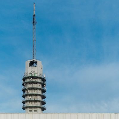 Крышная трехногая трубчатая стальная башня