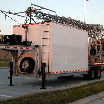 24м 25м 30м Мобильный грузовик Прицеп монтированный осветительный трубчатый ячейка на колесах телескопическая решетка антенна коммуникационная башня мачта