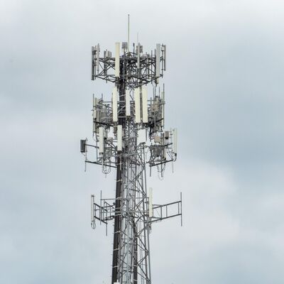 Сверхмощная трехопорная трубчатая стальная башня с горячеоцинкованной обработкой поверхности для долговечной телекоммуникационной инфраструктуры