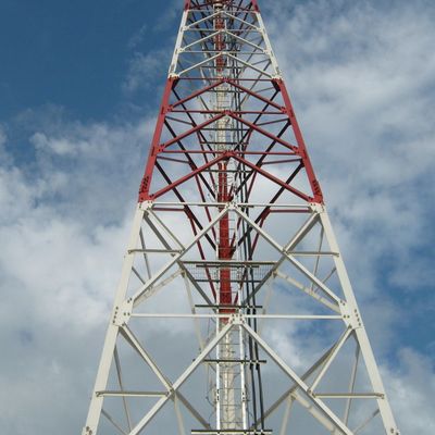Высокое разрешение Треугольное радио Телеком 3 ноги Трубчатая стальная башня 40M/S