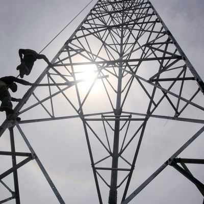 Самоподдерживающийся Интернет 5G Телекоммуникационная антенна 3 ноги Угловая стальная башня