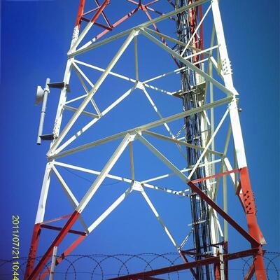 Трехногая угловая стальная башня Треугольная башня беспроводной связи со стальными конструкционными марками, включая серии ASTM A36