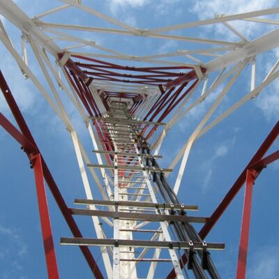 Трехногая угловая стальная башня Треугольная башня беспроводной связи со стальными конструкционными марками, включая серии ASTM A36