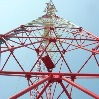 Прочная трехопорная трубчатая стальная башня, подходящая для микроволновых печей 4G 5G и систем безопасности, с конструкцией из высокопрочной стали